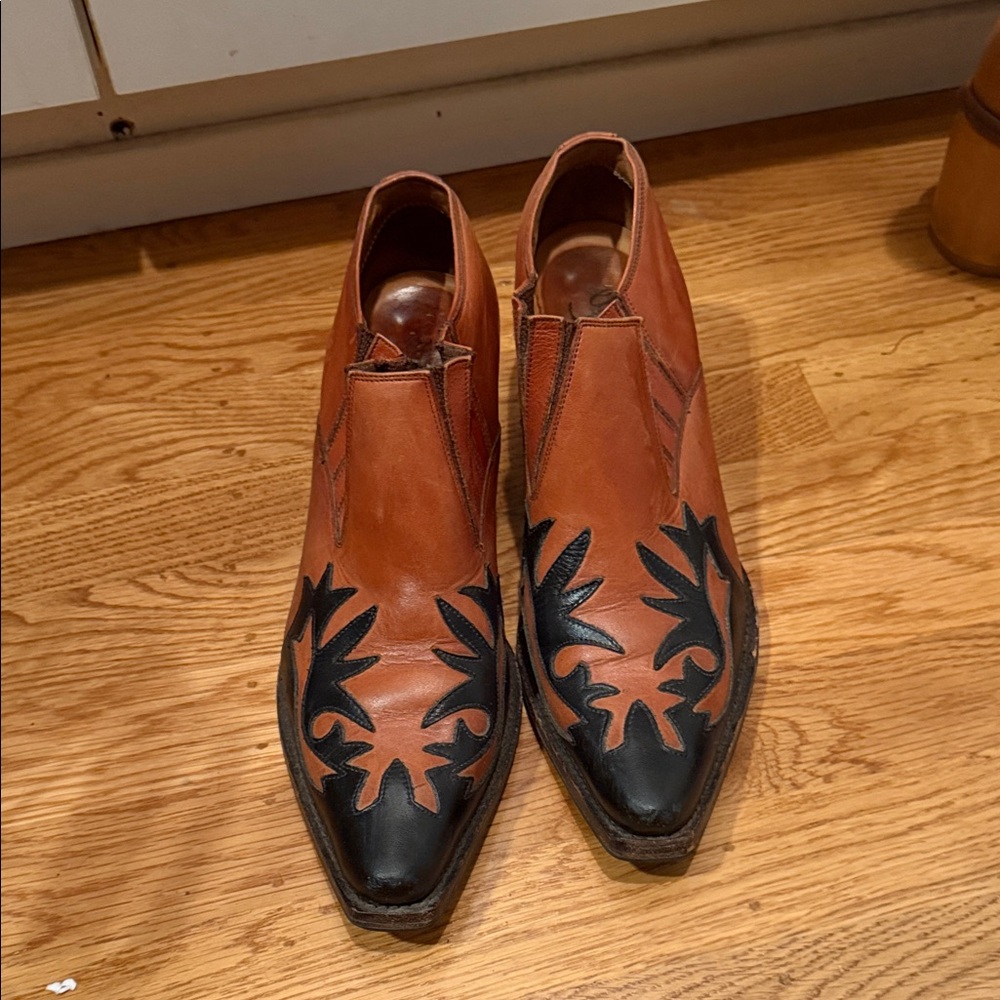 Men's Brown Leather Slip-On Boots with Black Inlay